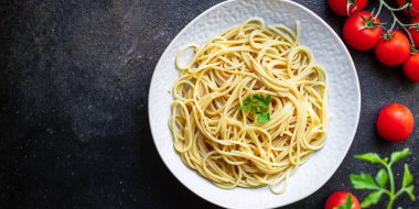 spagetti makarnası ikinci tabak glüten ücretsiz yemek için hazır yemek malzemesi üst görünüm fotokopi alanı metin yiyecekleri arka planı kırsal