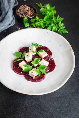 Pancar salatası sebzeli peynir feta, pancar pancar ikinci tabak aperatif aperatif masada yemeye hazır sağlıklı yemek atıştırmalık fotokopi alanı metin yemeği arka planı kırsal keto veya paleo diyeti için.