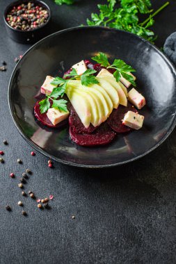 Pancar salatası sebzeli peynir feta, pancar pancar ikinci tabak aperatif aperatif masada yemeye hazır sağlıklı yemek atıştırmalık fotokopi alanı metin yemeği arka planı kırsal keto veya paleo diyeti için.