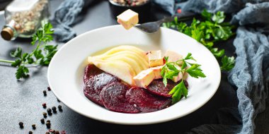 Pancar salatası sebzeli peynir feta, pancar pancar ikinci tabak aperatif aperatif masada yemeye hazır sağlıklı yemek atıştırmalık fotokopi alanı metin yemeği arka planı kırsal keto veya paleo diyeti için.