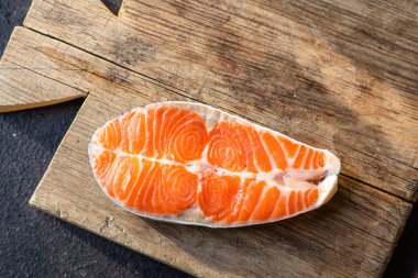 somon balığı çiğ deniz mahsulü ikinci çeşit atıştırmalık. Masada hazır. Sağlıklı beslenme malzemesi. 