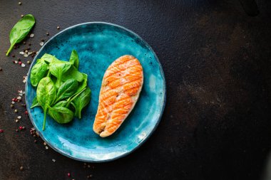 Kızarmış somon balığı ızgara bbq ızgara ızgara deniz ürünleri omega 3 abur cubur hazır. Masa yemeği malzemesi. Üst görünüm fotokopi alanı.