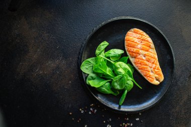 Kızarmış somon balığı ızgara bbq ızgara ızgara deniz ürünleri omega 3 abur cubur hazır. Masa yemeği malzemesi. Üst görünüm fotokopi alanı.