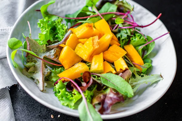 Insalata Zucca Foglie Verdi Mescolare Lattuga Verdure Pronte Mangiare Tavola — Foto Stock