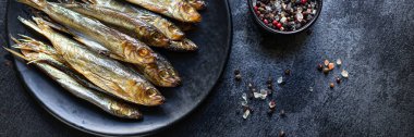 Balık sardalya balığı tütsülenmiş ya da tuzlu deniz ürünleri uskumruları omega-3 masanın üzerinde lezzetli üst görünüm fotokopi alanı metin gıdası için arka plan pesseeter