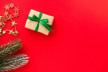 Noel ya da Sevgililer Günü hediyesi. Arkaplan hediyesi ve dekorasyon. Yeni yıl bayramı üst görünümü. 