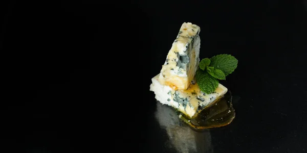 ブルーチーズ乳製品ヤギの羊や牛のミルクのRoquefort Cambozola健康成分スナックチーズプレートトップ表示テキスト食品のためのコピースペース — ストック写真