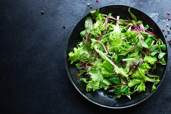 Insalata Mix Verde Foglie Vitamine Pronte Cucinare Mangiare Sul Tavolo — Foto Stock