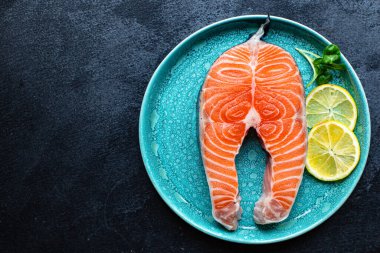 somon balığı taze deniz ürünleri. Masada sağlıklı yemek için hazır ve nazır. Arka plan metinleri için fotokopi alanı.