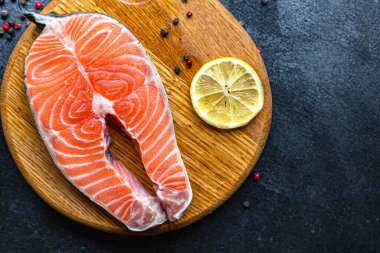 somon balığı taze deniz ürünleri. Masada sağlıklı yemek için hazır ve nazır. Arka plan metinleri için fotokopi alanı.