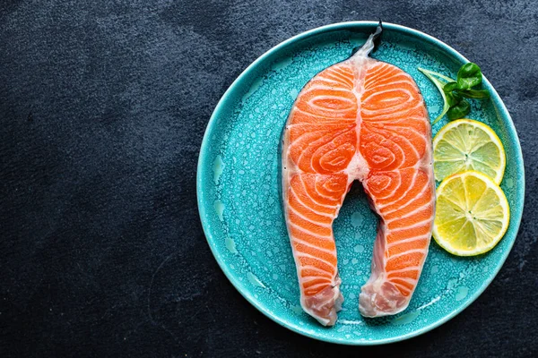 somon balığı taze deniz ürünleri. Masada sağlıklı yemek için hazır ve nazır. Arka plan metinleri için fotokopi alanı.