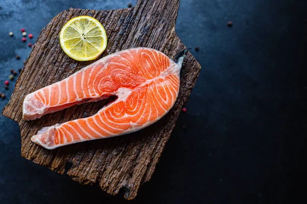 건강에 스낵을 만들기 위에서 요리하고 준비가 연어생 물고기 — 스톡 사진