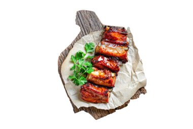 Kemikte kaburga eti parçaları ve yağlı ızgara barbekü sosu. İkinci tabak abur cubur. Masada yenmeye hazır.