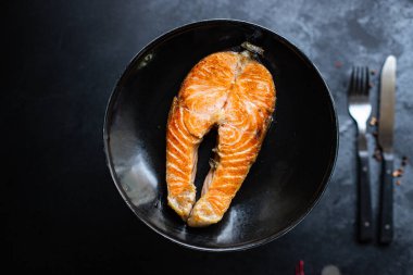 Kızarmış somon balığı ızgara deniz ürünleri omega vitamini. Masanın üzerinde sağlıklı yemek için hazır ve nazır. Arka plan metni için fotokopi alanı.