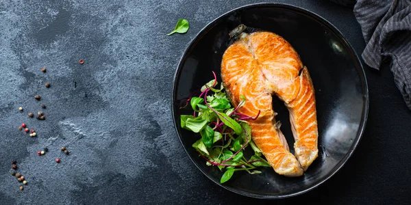 연어튀긴 요리용 샐러드 오메가 비타민은 요리하고 위에서 수있는 건강에 식사를 — 스톡 사진