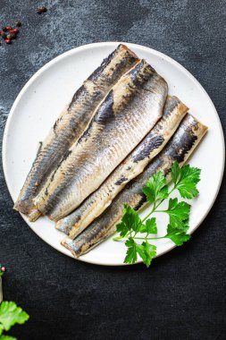 Taze ringa balığı ya da tuzlanmış deniz ürünleri. Masada yemek ve yemek için hazır. Pesseeter diyet. 