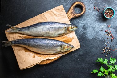 Taze ringa balığı ya da tuzlanmış deniz ürünleri. Masada yemek ve yemek için hazır. Pesseeter diyet. 
