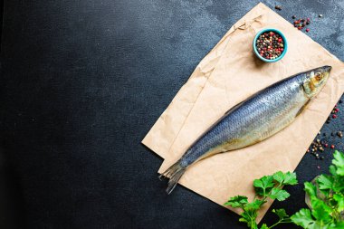 Taze ringa balığı ya da tuzlanmış deniz ürünleri. Masada yemek ve yemek için hazır. Pesseeter diyet. 