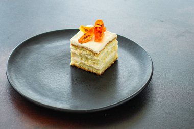 Bir parça kek bisküvisi kreması tatlı tatlı tatlı katmanları vanilya kurd sağlıklı yemek için masada hazır ve yenir açık hava manzarası fotokopi alanı metin yiyecekleri arka plan kırsal görüntü için