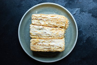 Pasta böreği Napolyon Millefeuille ve tereyağı kremalı tatlı. Sağlıklı yemek için tatlı bölümü. Üst görünüm için fotokopi alanı.