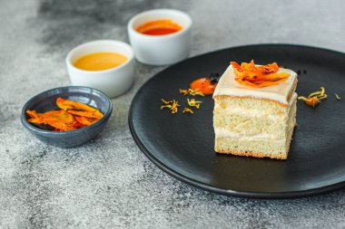 Bir parça kek bisküvisi tatlı tatlı tatlı katmanları masada yemeye hazır vanilya kurd sağlıklı yemek atıştırmalığı üst görünüm fotokopi alanı metin yiyecekleri arka plan kırsal görüntü için