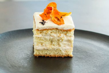 Bir parça kek bisküvisi tatlı tatlı tatlı katmanları masada yemeye hazır vanilya kurd sağlıklı yemek atıştırmalığı üst görünüm fotokopi alanı metin yiyecekleri arka plan kırsal görüntü için