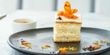 Bir parça kek bisküvisi tatlı tatlı tatlı katmanları masada yemeye hazır vanilya kurd sağlıklı yemek atıştırmalığı üst görünüm fotokopi alanı metin yiyecekleri arka plan kırsal görüntü için