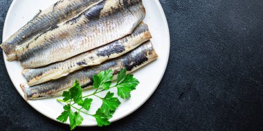 Taze ringa balığı ya da tuzlanmış deniz ürünleri. Masada pişmeye ve yemeye hazır. Pesseeter diyeti. 