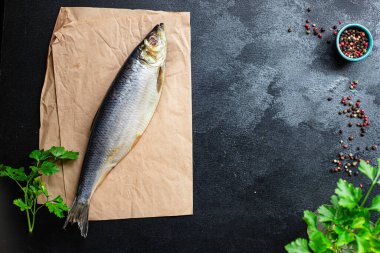 Taze ringa balığı ya da tuzlanmış deniz ürünleri. Masada pişmeye ve yemeye hazır. Pesseeter diyeti. 