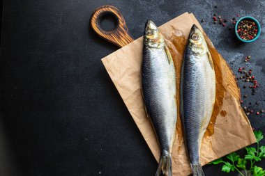 Taze ringa balığı ya da tuzlanmış deniz ürünleri. Masada pişmeye ve yemeye hazır. Pesseeter diyeti. 