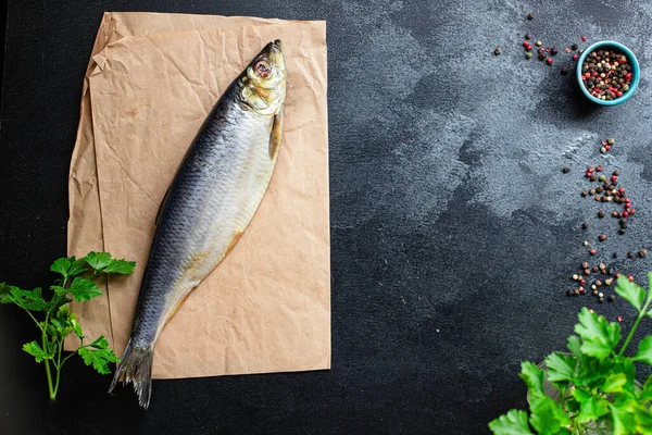 Taze ringa balığı ya da tuzlanmış deniz ürünleri. Masada pişmeye ve yemeye hazır. Pesseeter diyeti. 