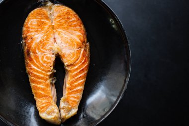 Kızarmış somon balığı ızgarada kızartılmış omega balığı. Masada hazır. Atıştırmalık.