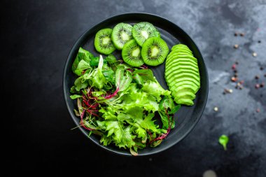 kivi avokado yeşil salata marul taze karışık yapraklar masada yemek için hazır sağlıklı yemek çerez üst görünüm fotokopi alanı metin yiyecekleri arka plan kırsal görüntü için