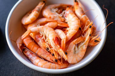 Karides haşlanmış deniz ürünleri kabuklu karides. Masada sağlıklı yemek için hazır. Üst manzara fotokopi alanı.