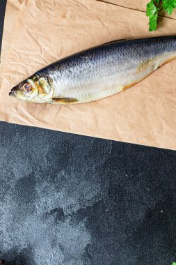 Ringa balığı. Tuzlu deniz ürünleri. Masanın üstünde yemeye hazır. Üst manzara.