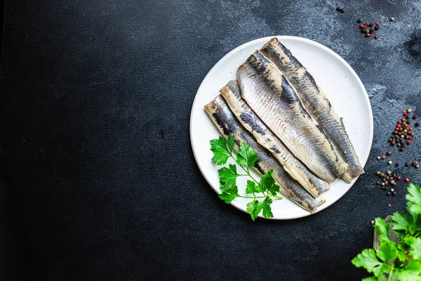 Ρέγγα Ψάρια Ολόκληρα Αλατισμένα Θαλασσινά Έτοιμα Φάνε Στο Τραπέζι Γεύμα — Φωτογραφία Αρχείου