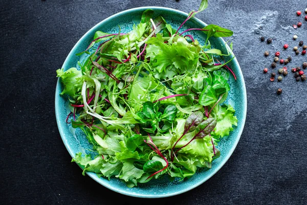 Grüne Salatsalatmischung Saftige Mikrogrüne Zwischenmahlzeit Fertig Zum Essen Auf Dem — Stockfoto