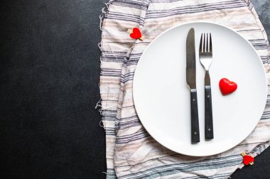 Festival sofrası tabağı, çatal, bıçak, sevgililer günü arka plan romantizmi anneler gündüz bakımı ya da 8 Mart güzel bir üst görünüm fotokopi alanı metin yiyecekleri arka planı için.