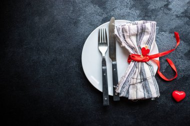Festival sofrası tabağı, çatal, bıçak, sevgililer günü arka plan romantizmi anneler gündüz bakımı ya da 8 Mart güzel bir üst görünüm fotokopi alanı metin yiyecekleri arka planı için.