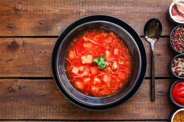 Kırmızı domates çorbası borş taze ilk tabak et ve sebzeler hazır. Masada yemek hazır. Açık hava manzaralı.