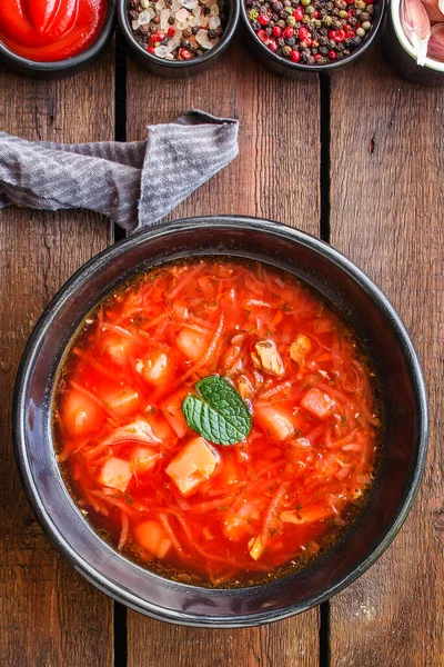 Rode Tomatensoep Borsjt Verse Voorgerecht Bouillon Vlees Groenten Klaar Eten — Stockfoto