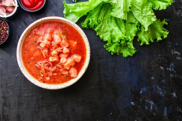 红番茄汤罗宋汤新鲜第一道菜肉蔬菜准备在饭桌上吃点心户外俯瞰空间为文字食物背景乡村形象 — 图库照片