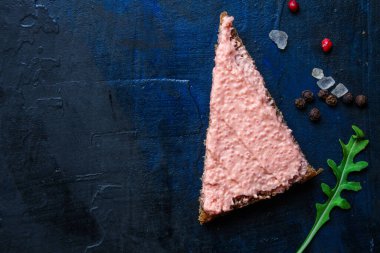 Smorrebrod capelin havyar sandviçi ve hafif tuzlu somon balığı ezmesi ya da rillet balığı masada sağlıklı yemek için hazır. Açık hava atıştırmalığı için açık hava manzaralı fotokopi alanı. 