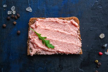 Smorrebrod capelin havyar sandviçi ve hafif tuzlu somon balığı ezmesi ya da rillet balığı masada sağlıklı yemek için hazır. Açık hava atıştırmalığı için açık hava manzaralı fotokopi alanı. 