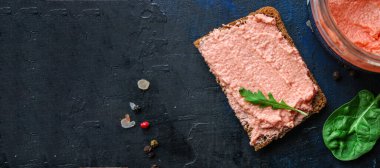 Smorrebrod capelin havyar sandviçi ve hafif tuzlu somon balığı ezmesi ya da rillet balığı masada sağlıklı yemek için hazır. Açık hava atıştırmalığı için açık hava manzaralı fotokopi alanı. 