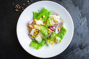 Patates salatası ve mısır marulu ve sebzeler masada sağlıklı yemek için hazır bekliyor açık hava manzaralı fotokopi alanı metin gıdaları arka plan görüntüsü kırsal keto veya paleo diyeti için