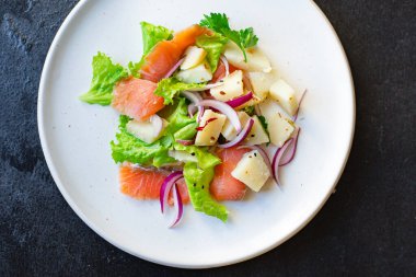 somon salatası sebzeleri, marul, patates, deniz ürünleri sağlıklı yemek için masada hazır bekliyor açık hava manzaralı fotokopi alanı metin yiyecekleri arka plan resmi için rustik keto veya paleo diyeti pessietaryası