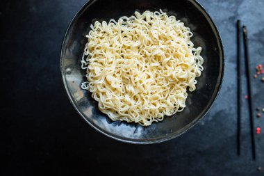 somon pilavlı şehriye ya da buğdaylı makarna. Sağlıklı yemek için masada hazır makarna. Açık hava manzaralı fotokopi alanı.