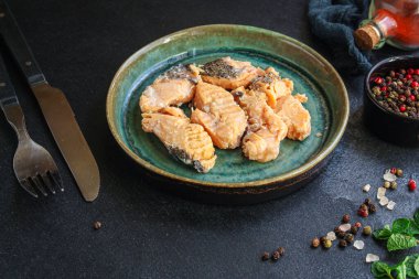 Somon balığı konservesi. Sağlıklı yemek için hazır. Açık hava manzarası. Arka plan metni için fotokopi alanı.