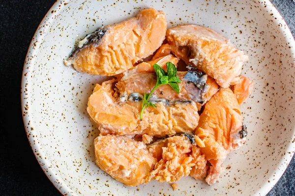 Σολομός Κονσερβοποιημένα Θαλασσινά Ψάρια Έτοιμα Φάνε Στο Τραπέζι Για Υγιεινό — Φωτογραφία Αρχείου